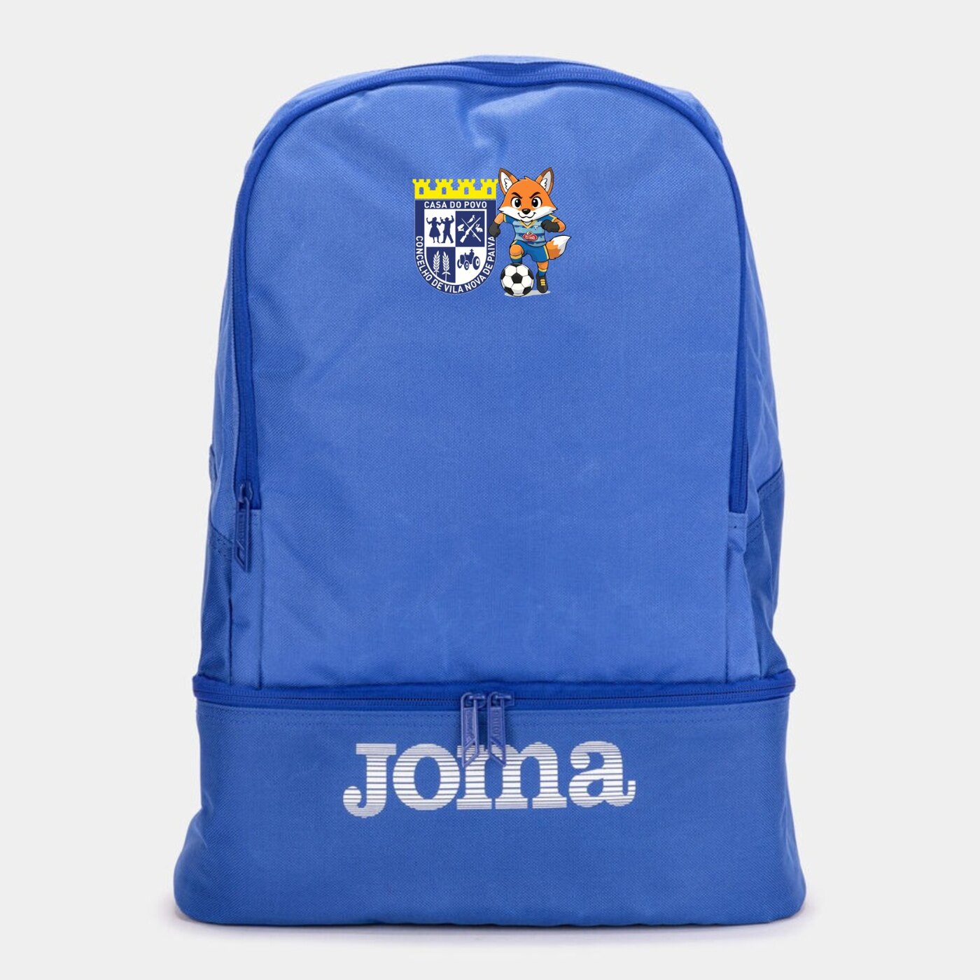 Mochila azul da Casa do Povo com escudo e mascote